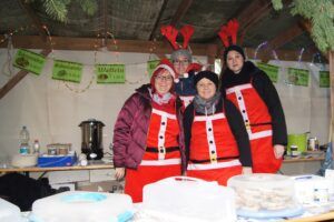 Vier Personen in Weihnachtskostümen