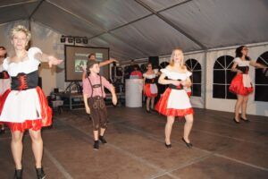 Gruppe von Tanzpaaren im Trachtenkostüm