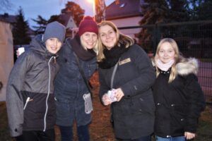 Vier Frauen im Winter. Die Frauen tragen warme Kleidung.