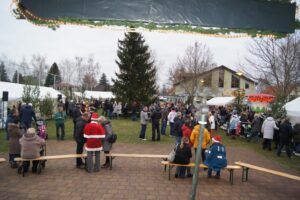 Menschen auf einem Weihnachtsmarkt