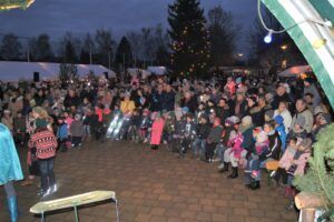 Menschenmenge auf einem Weihnachtsmarkt