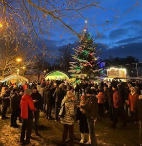 Menschenmenge auf einem Weihnachtsmarkt