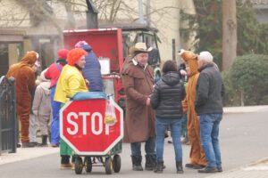 Gruppe von Leuten in verschiedenen Kostümen