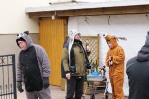 Eine Gruppe von Leuten in Kostümen